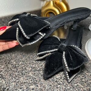 Women’s black pointed kitten heel ..has bow details on top